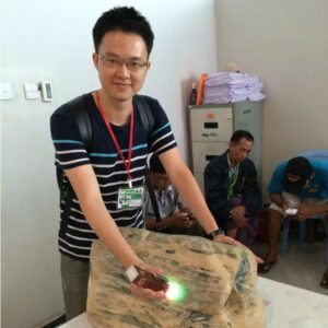 一件翡翠 Jade One 老闆親赴緬甸公盤，採購天然 A 貨翡翠原石（圖為 2015 緬甸翡翠標王）